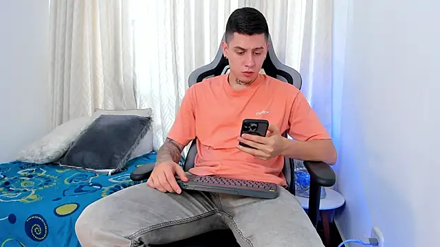 Snapshot of Yeiko_Romero_ chatting on December 7, 5:20 pm Yeiko Romero  online show from December 7, 5:20 pm