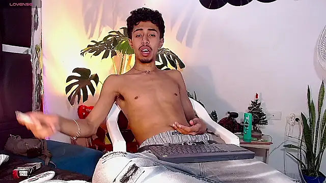 Snapshot of RyanRizzo chatting on December 16, 8:48 pm RyanRizzo online show from December 16, 8:48 pm