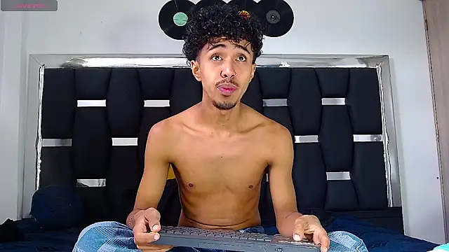 Snapshot of RyanRizzo chatting on February 14, 2:54 pm RyanRizzo online show from February 14, 2:54 pm