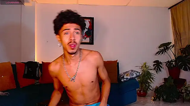 Snapshot of RyanRizzo chatting on January 17, 6:15 am RyanRizzo online show from January 17, 6:15 am