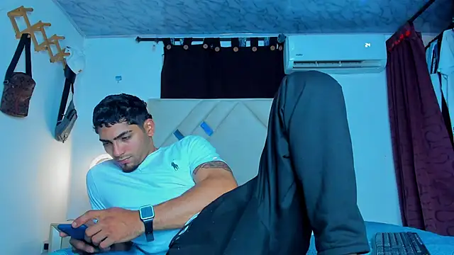 Snapshot of Rich_boy01 chatting on January 19, 11:21 pm Rich boy01 online show from January 19, 11:21 pm