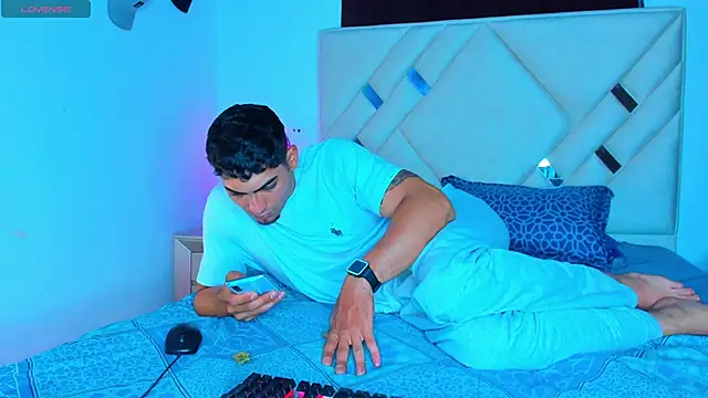 Snapshot of Rich_boy01 chatting on December 19, 5:18 am Rich boy01 online show from December 19, 5:18 am