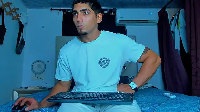 Snapshot of Rich_boy01 chatting on January 20, 11:10 pm Rich boy01 online show from January 20, 11:10 pm