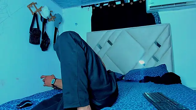 Snapshot of Rich_boy01 chatting on January 6, 10:26 pm Rich boy01 online show from January 6, 10:26 pm