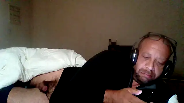 Snapshot of Exhibitionist040577 chatting on October 25, 5:14 pm Exhibitionist040577 online show from October 25, 5:14 pm