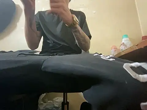 Snapshot of oscaar_mb22 chatting on March 4, 11:43 pm oscaar mb22 online show from March 4, 11:43 pm