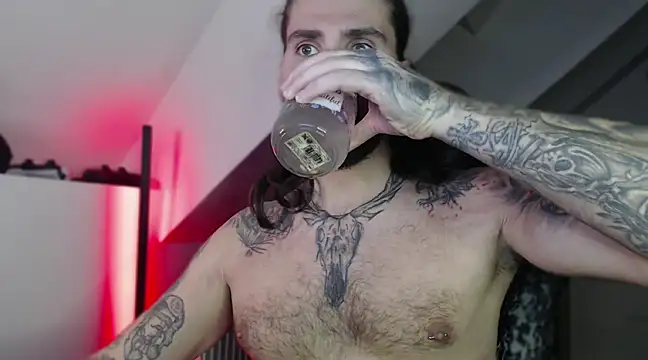 Snapshot of MateoHunk chatting on December 18, 6:57 pm MateoHunk online show from December 18, 6:57 pm