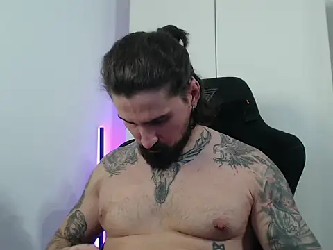 Snapshot of MateoHunk chatting on October 22, 2:32 pm MateoHunk online show from October 22, 2:32 pm