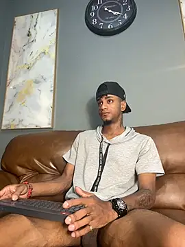 AaronCruz  online show from December 28, 1:51 pm