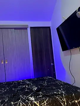 AaronCruz  online show from October 18, 9:14 am