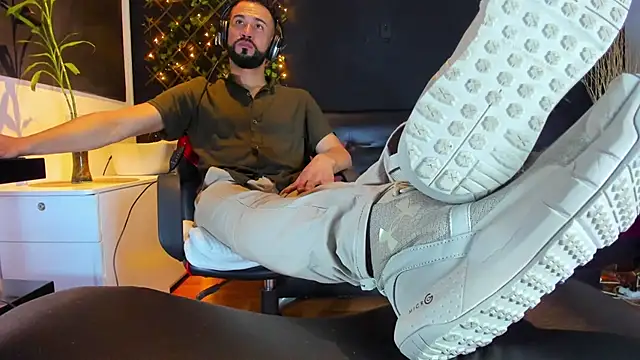 alessandro wye online show from February 3, 8:30 am