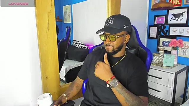 Snapshot of Drake_Nassir4 chatting on October 25, 4:14 am Drake Nassir4 online show from October 25, 4:14 am