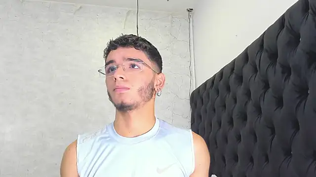 Ian Castillo  online show from February 14, 11:21 am