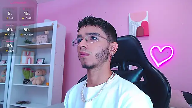 Ian Castillo  online show from February 8, 11:12 am