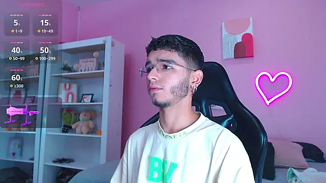 Ian Castillo  online show from February 7, 11:12 am