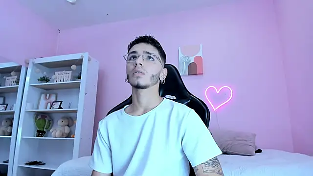 Ian Castillo  online show from February 20, 11:20 am