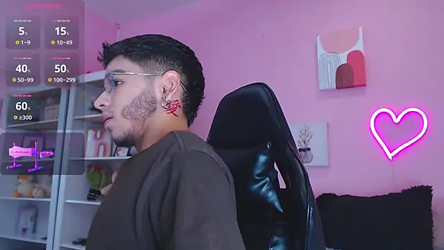 Ian Castillo  online show from February 6, 11:21 am