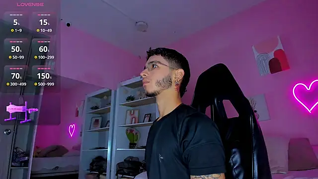 Ian Castillo  online show from March 18, 11:22 am