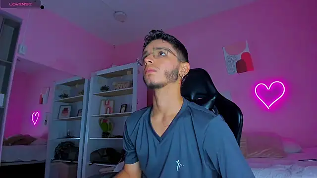 Ian Castillo  online show from March 19, 11:17 am