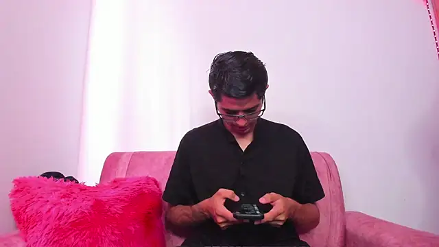 Snapshot of Ethan_Sai___ chatting on December 13, 6:27 pm Ethan Sai    online show from December 13, 6:27 pm