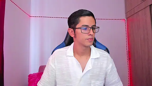 Snapshot of Ethan_Sai___ chatting on December 8, 6:06 pm Ethan Sai    online show from December 8, 6:06 pm