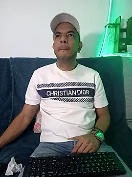 latinmartin73 online show from March 16, 1:07 am