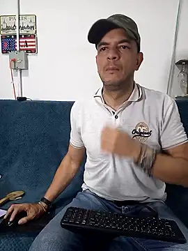 latinmartin73 online show from March 8, 3:26 am