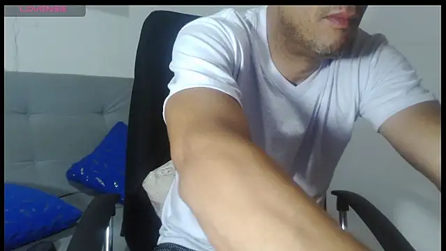 latinmartin73 online show from May 26, 1:01 am