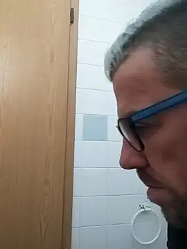 jonyfree1978 online show from February 16, 8:43 am