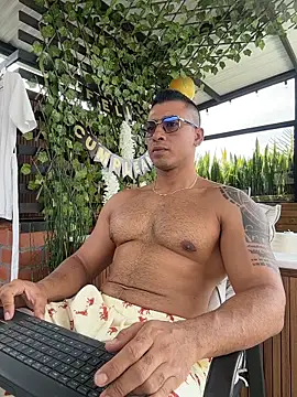 aaroncolombia online show from April 9, 4:13 pm