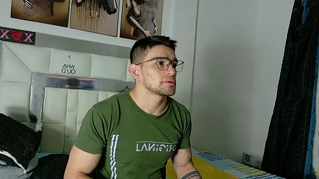 Snapshot of Sexy_Alejandro_ chatting on February 13, 11:17 am Sexy Alejandro  online show from February 13, 11:17 am