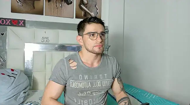 Snapshot of Sexy_Alejandro_ chatting on December 18, 1:15 am Sexy Alejandro  online show from December 18, 1:15 am