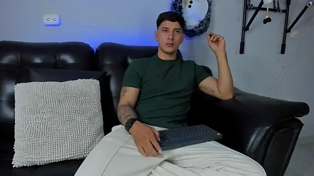 Snapshot of Damian23__ chatting on December 21, 3:58 am Damian23   online show from December 21, 3:58 am
