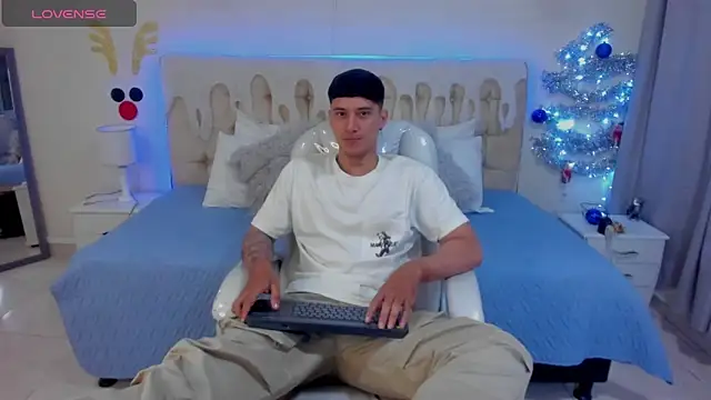 Snapshot of Damian23__ chatting on December 9, 1:15 pm Damian23   online show from December 9, 1:15 pm