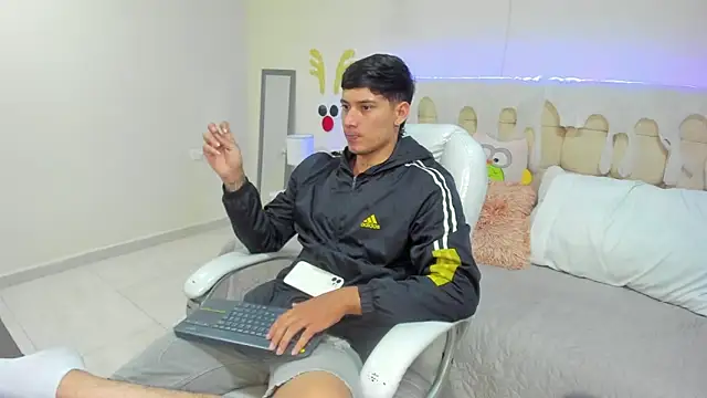 Snapshot of Damian23__ chatting on January 7, 12:27 pm Damian23   online show from January 7, 12:27 pm