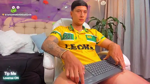 Snapshot of Damian23__ chatting on October 3, 10:20 am Damian23   online show from October 3, 10:20 am