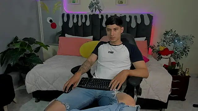 Snapshot of Damian23__ chatting on December 30, 12:20 pm Damian23   online show from December 30, 12:20 pm