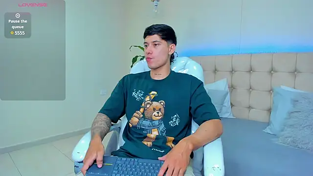 Snapshot of Damian23__ chatting on February 12, 1:48 pm Damian23   online show from February 12, 1:48 pm