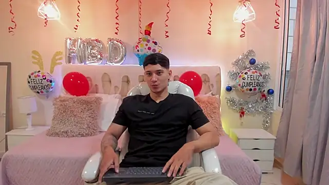 Snapshot of Damian23__ chatting on December 24, 12:33 pm Damian23   online show from December 24, 12:33 pm