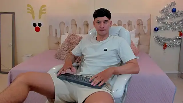 Snapshot of Damian23__ chatting on December 23, 12:41 pm Damian23   online show from December 23, 12:41 pm