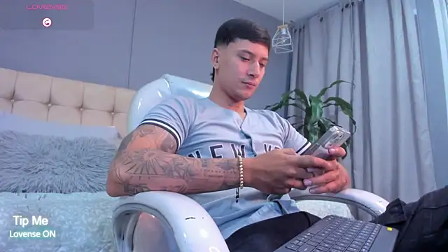 Snapshot of Damian23__ chatting on September 20, 11:32 am Damian23   online show from September 20, 11:32 am