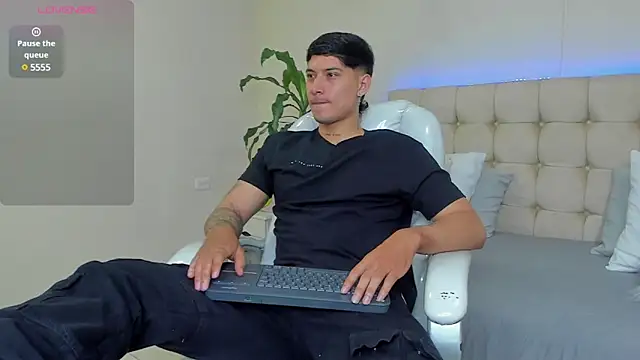 Snapshot of Damian23__ chatting on February 4, 12:33 pm Damian23   online show from February 4, 12:33 pm