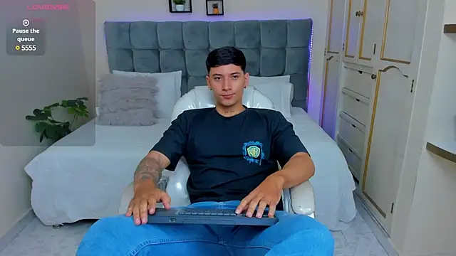 Snapshot of Damian23__ chatting on March 14, 12:40 pm Damian23   online show from March 14, 12:40 pm