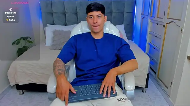 Snapshot of Damian23__ chatting on March 18, 1:01 pm Damian23   online show from March 18, 1:01 pm