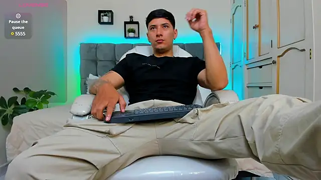 Snapshot of Damian23__ chatting on March 20, 12:32 pm Damian23   online show from March 20, 12:32 pm