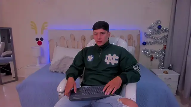 Snapshot of Damian23__ chatting on December 12, 9:19 am Damian23   online show from December 12, 9:19 am