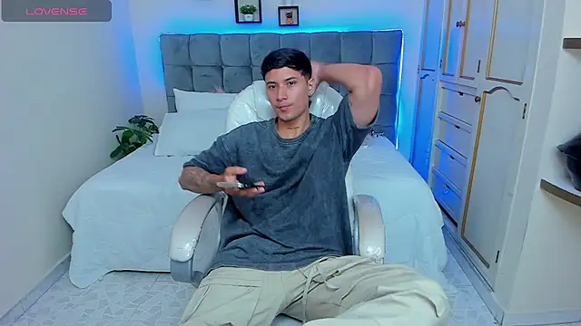 Snapshot of Damian23__ chatting on March 7, 12:34 pm Damian23   online show from March 7, 12:34 pm