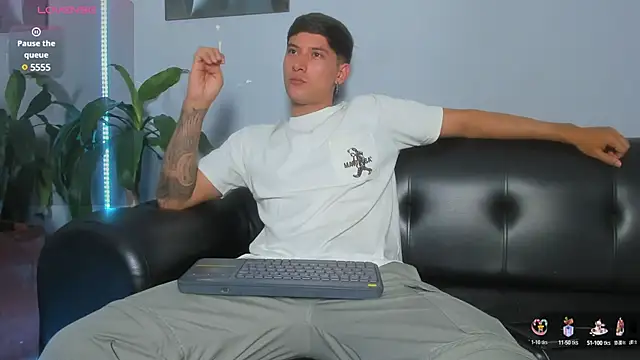 Snapshot of Damian23__ chatting on February 8, 3:30 am Damian23   online show from February 8, 3:30 am