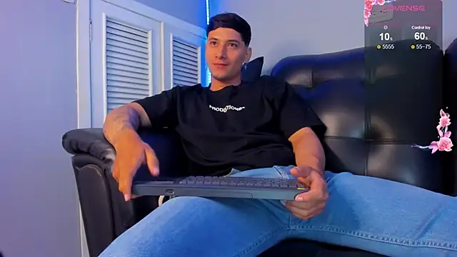 Snapshot of Damian23__ chatting on March 21, 12:39 pm Damian23   online show from March 21, 12:39 pm