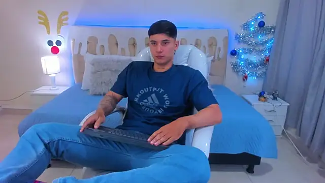 Snapshot of Damian23__ chatting on December 6, 1:55 pm Damian23   online show from December 6, 1:55 pm